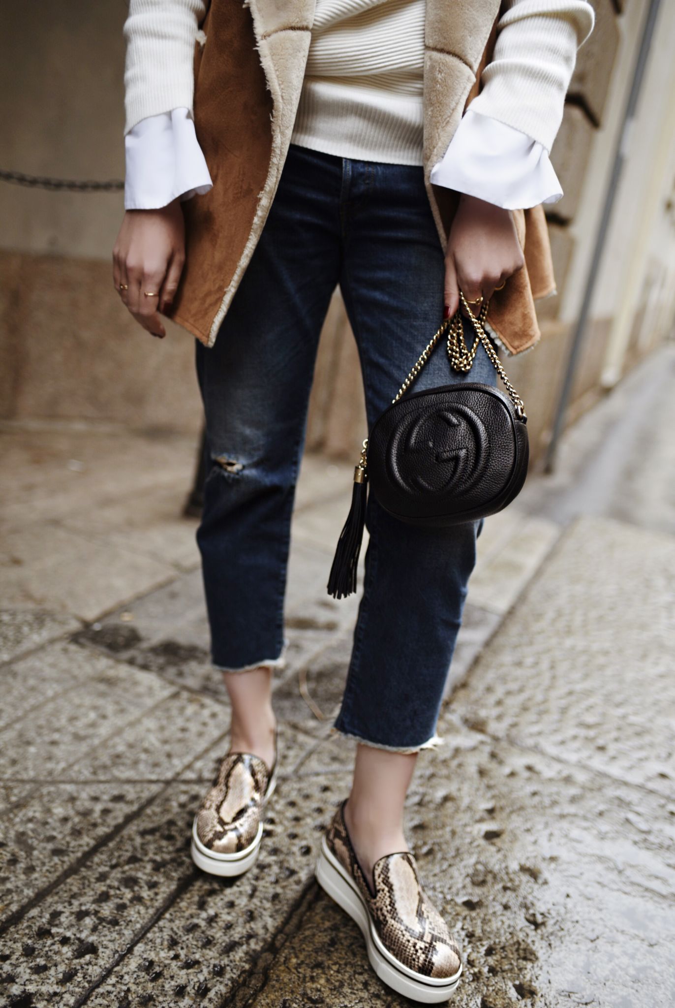 shein-oversized-sweater-big-sleeve-white-shirt-open-hem-jeans-denim-gucci-bag-shearling-vest-stellamccartney-shoes-flatform