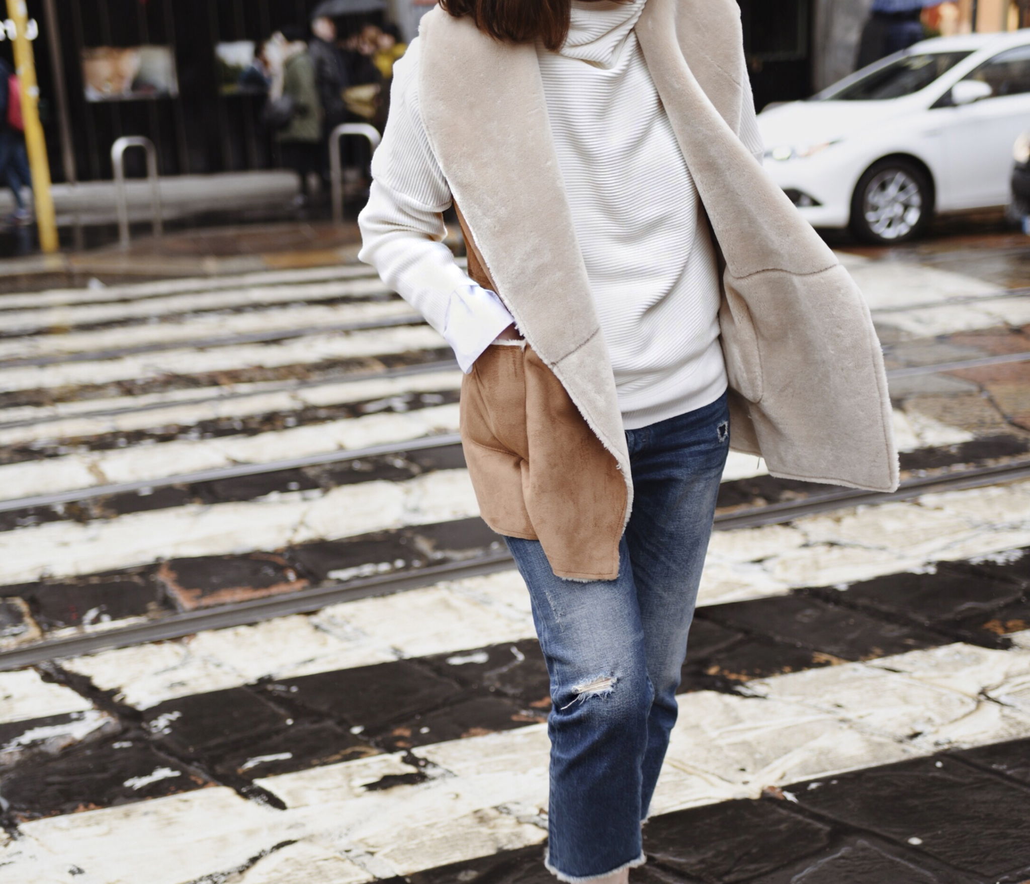 shein-oversized-sweater-big-sleeve-white-shirt-open-hem-jeans-denim-gucci-bag-shearling-vest-stellamccartney-shoes-flatform