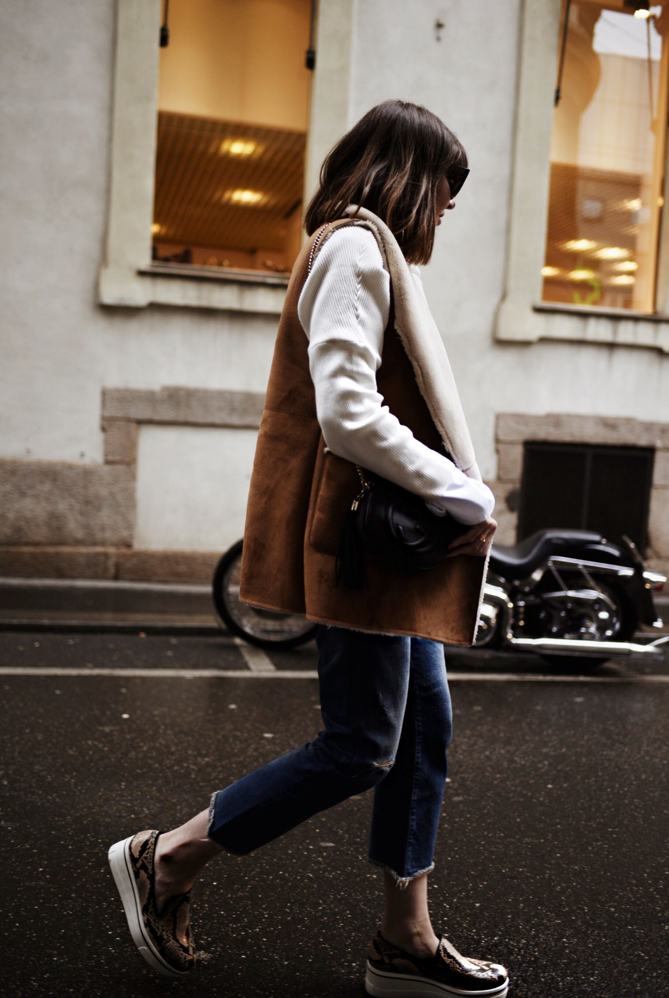 shein-oversized-sweater-big-sleeve-white-shirt-open-hem-jeans-denim-gucci-bag-shearling-vest-stellamccartney-shoes-flatform