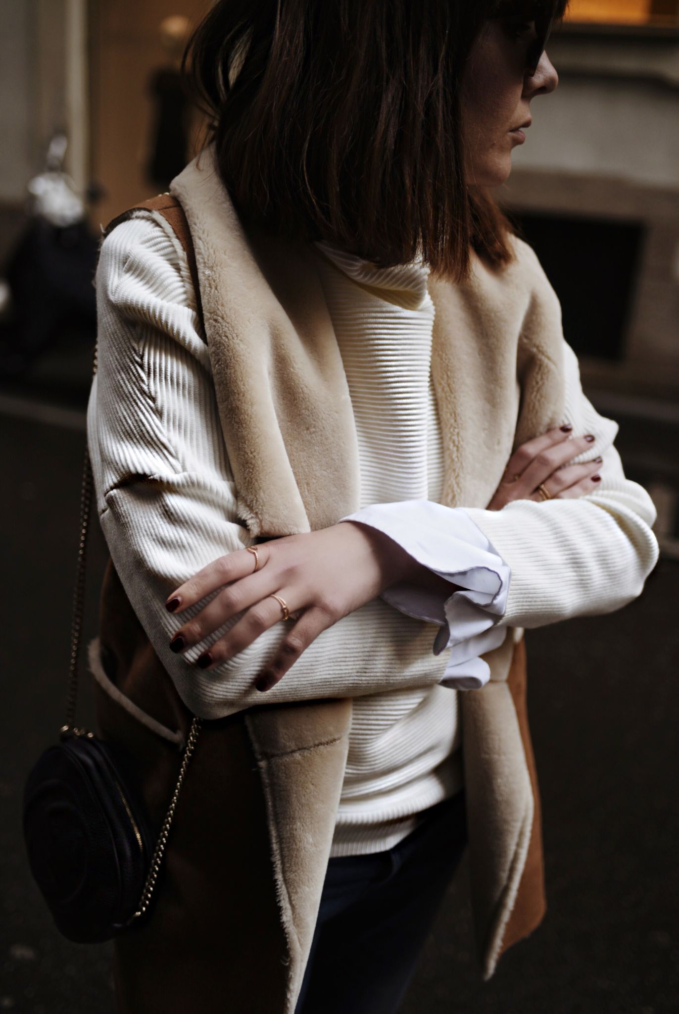 shein-oversized-sweater-big-sleeve-white-shirt-open-hem-jeans-denim-gucci-bag-shearling-vest-stellamccartney-shoes-flatform