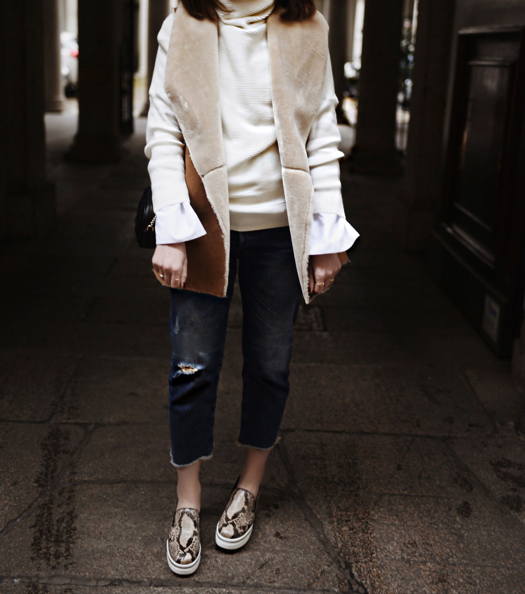 shein-oversized-sweater-big-sleeve-white-shirt-open-hem-jeans-denim-gucci-bag-shearling-vest-stellamccartney-shoes-flatform