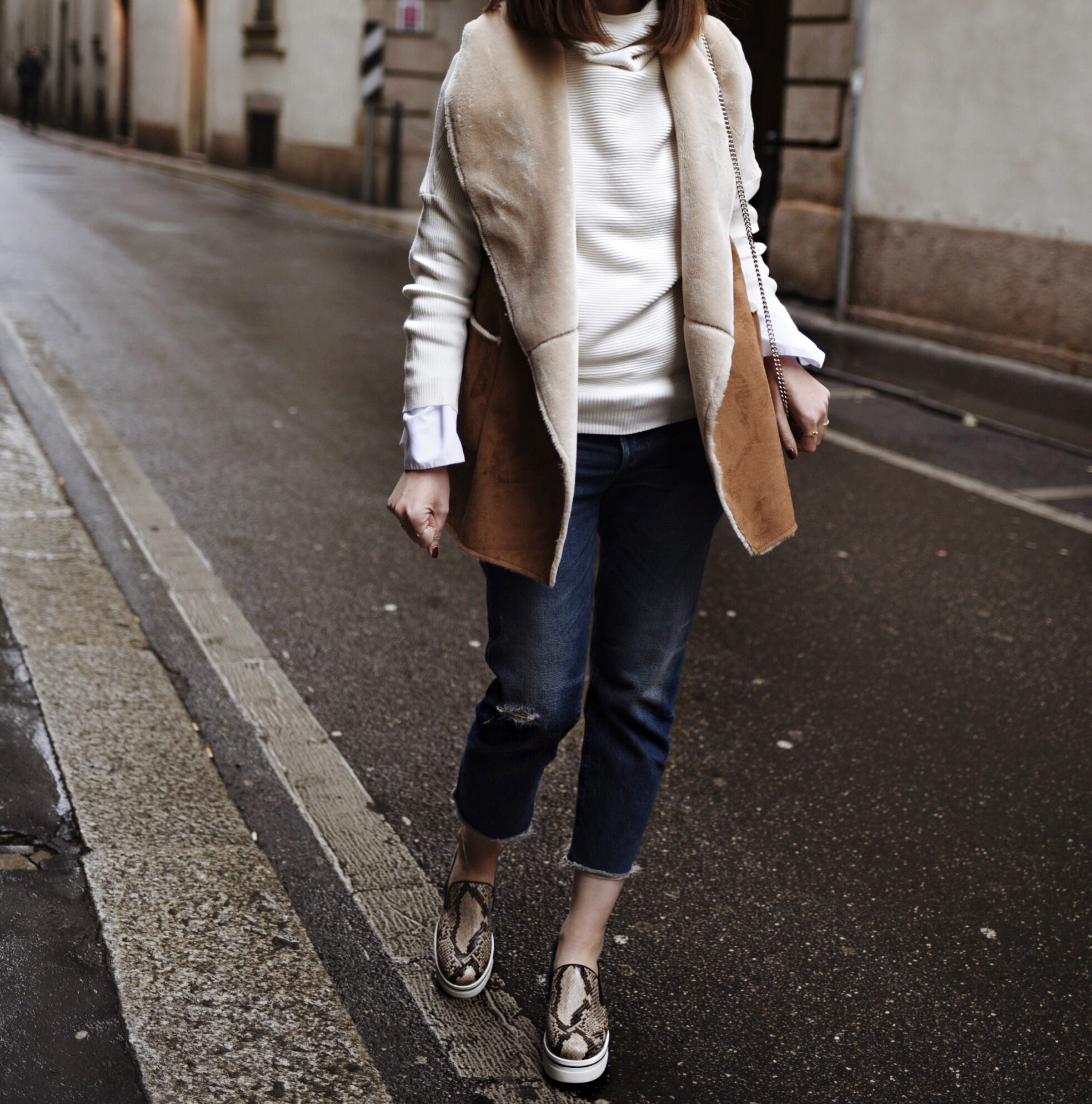 shein-oversized-sweater-big-sleeve-white-shirt-open-hem-jeans-denim-gucci-bag-shearling-vest-stellamccartney-shoes-flatform