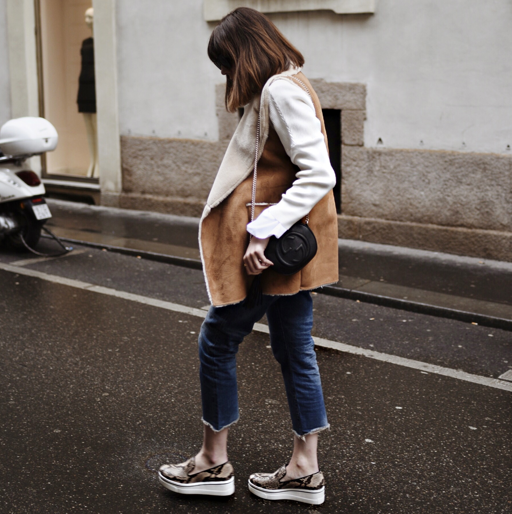 shein-oversized-sweater-big-sleeve-white-shirt-open-hem-jeans-denim-gucci-bag-shearling-vest-stellamccartney-shoes-flatform